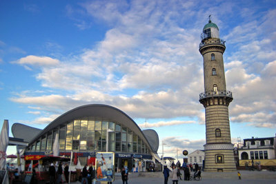 A Warnemünde világítótorony közvetlenül a tenger mellett található.
