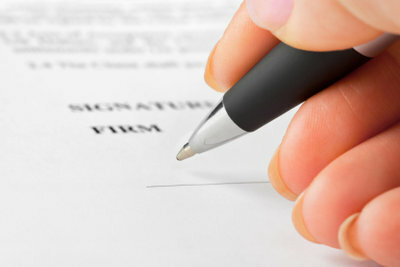एक लिखित रोजगार अनुबंध पर जोर दें।