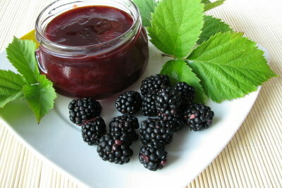 Blackberry jam can also be made without preserving sugar.